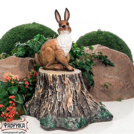 Фигура Заяц на пне из полистоуна