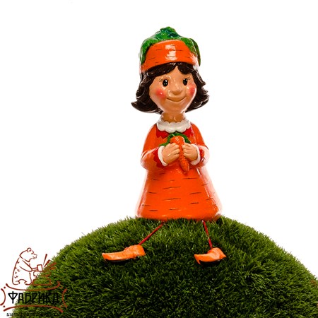 Декоративная фигура для сада Гном морковка